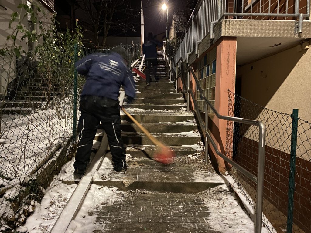 Handräumung mit dem Besen