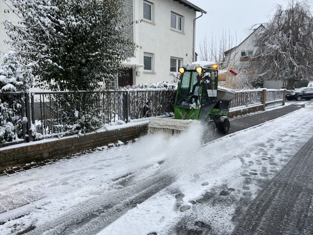 räumen und streuen in einem Arbeitsgang mit dem Egholm