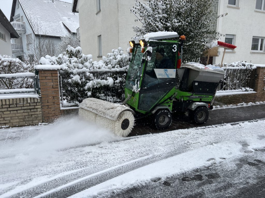 Egholm Kleintraktor im Winterdienst-Einsatz kurz vor Saisonende