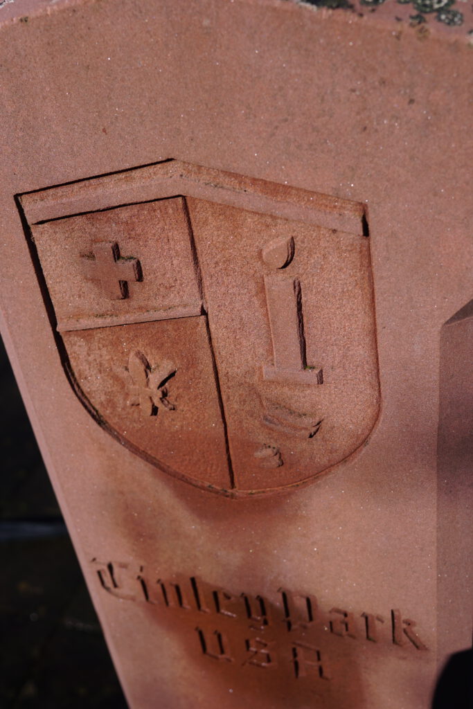 Sandsteinobelisk nach der Flächenreinigung