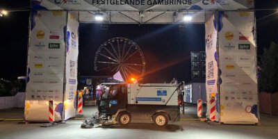 Eingang zum Festgelände und die Kehrsaugmaschine Swingo 200+ Eingang zum Festgelände und die Kehrsaugmaschine Swingo 200+